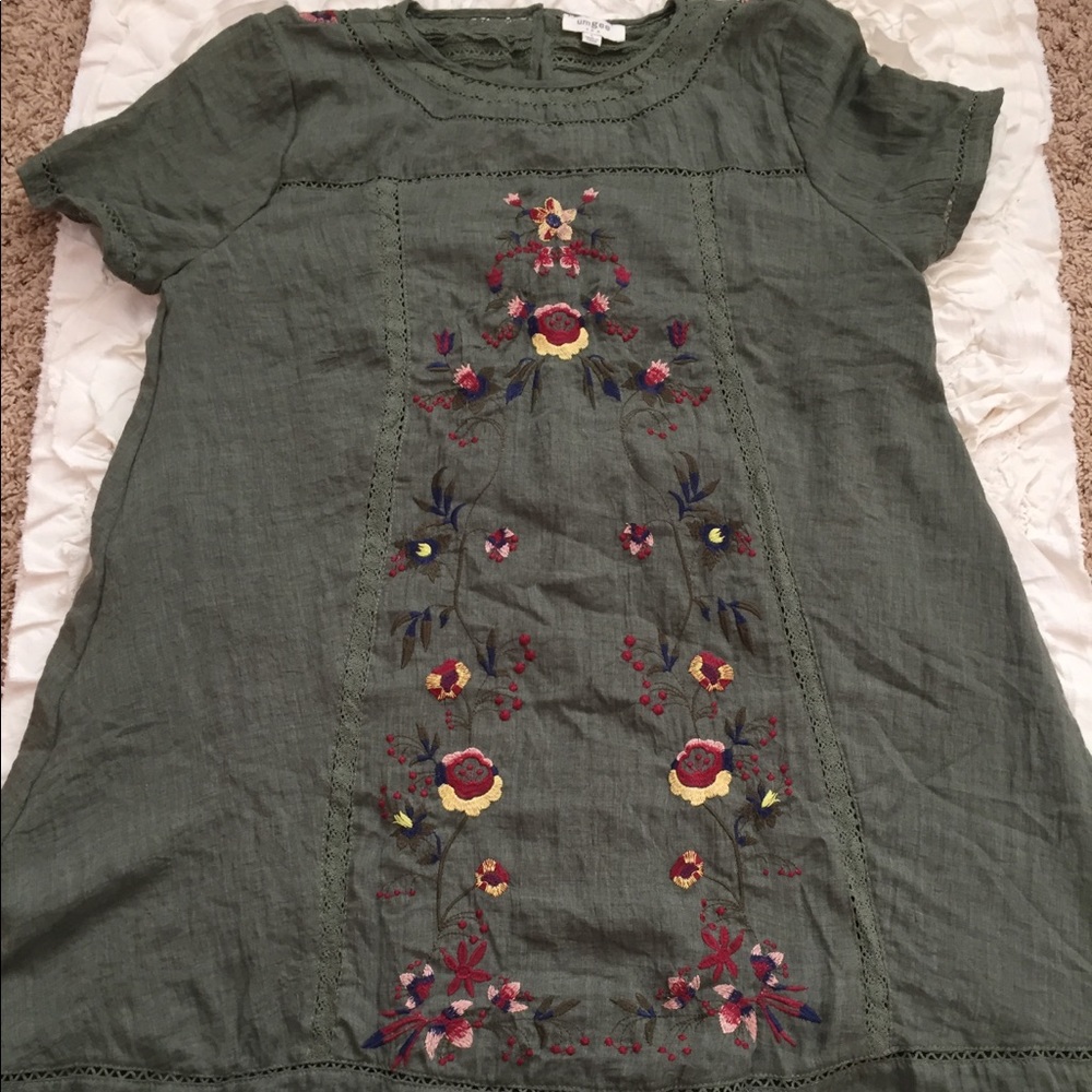 Green lace and embroidered dress. Size large